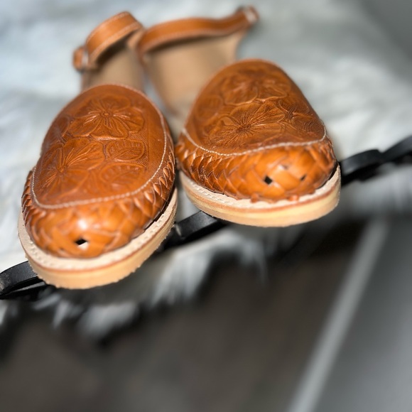 Authentic Embossed Huarache Sandles from Mexico. Flower design closed toe - Picture 6 of 10